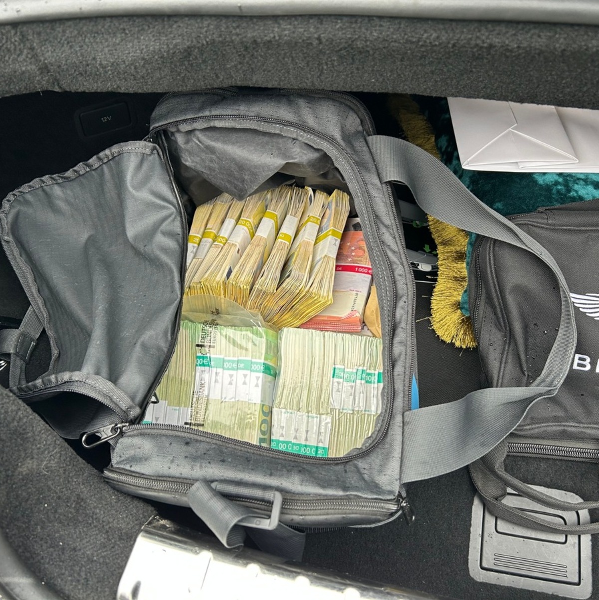 HZA-GI: Vier Festnahmen bei Durchsuchungsmaßnahmen wegen des Verdachts der Schwarzarbeit in Hessen - Foto: presseportal.de