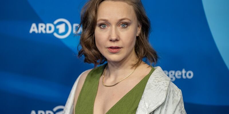 Schauspielerin Katharina Leonore Goebel zieht jetzt mit ihrem Partner zusammen. - Foto: Monika Skolimowska/dpa