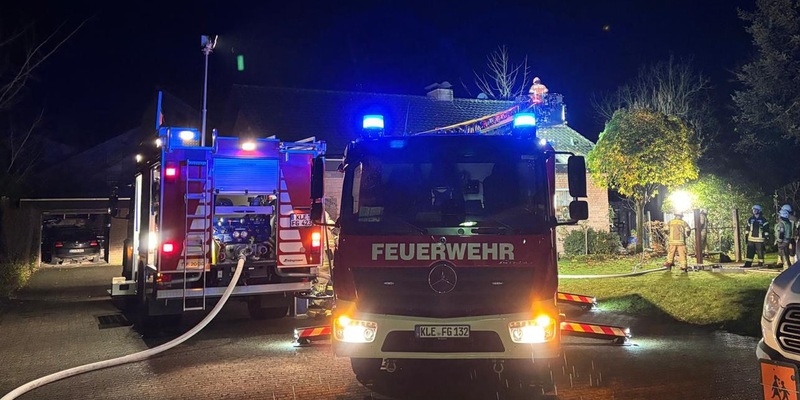 Feuerwehr Goch: Mülltonnenbrand droht auf Gebäude überzugreifen - Foto: presseportal.de