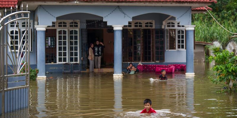 Die Schäden sind vielerorts gewaltig. - Foto: Vincent Thian/AP/dpa