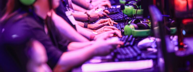 Auch dieses Jahr wird bei der Gamescom wieder großer Andrang an den Gaming-Computern erwartet. (Archivbild) - Foto: Oliver Berg/dpa