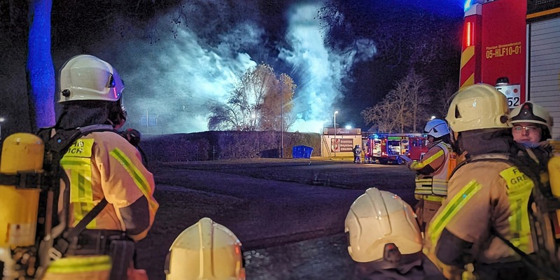 FW Grevenbroich: Stundenlanger Löscheinsatz bei Brand in altem Gewerbebau / Keller mit Schaum geflutet - Foto: presseportal.de