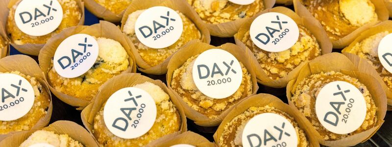 Muffins mit der Aufschrift «Dax 20.000» liegen in der Frankfurter Börse aus. - Foto: Helmut Fricke/dpa