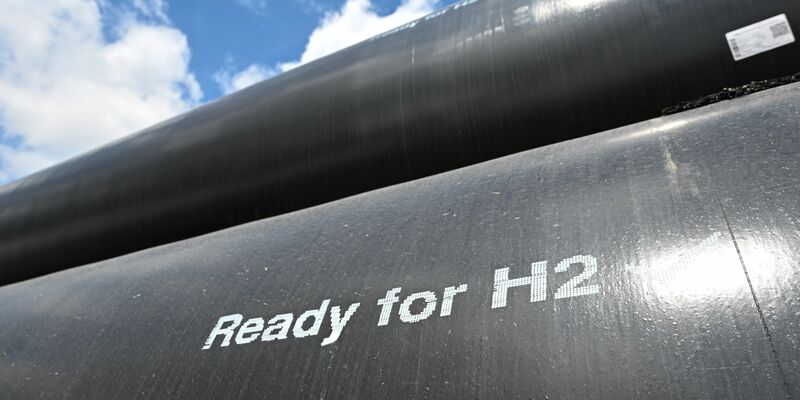 Baustelle für eine neue Pipeline. Laut der EU-Kommission sind die Bemühungen um den Ausbau von klimaneutralen Technologien entscheidend, um die Wettbewerbsfähigkeit der europäischen Industrie sicherzustellen. - Foto: Bernd Weißbrod/dpa