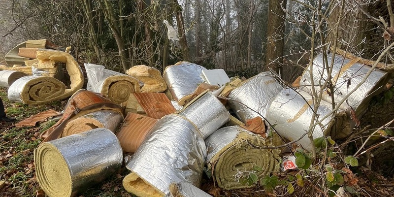 POL-LB: Besigheim: 25 Rollen Mineralfaser-Wärmedämmfilz unerlaubt entsorgt - Foto: presseportal.de