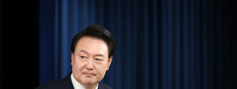 Südkoreas Präsident Yoon Suk Yeol hat in seinem Heimatland das Kriegsrecht verhängt. - Foto: KIM HONG-JI/Pool Reuters/AP/dpa