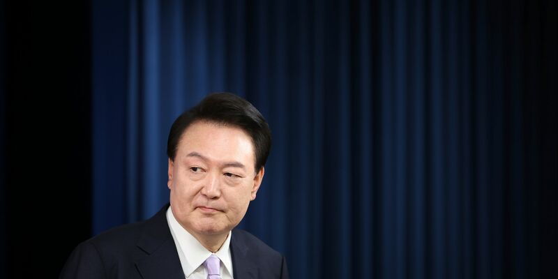 Südkoreas Präsident Yoon Suk Yeol hat in seinem Heimatland das Kriegsrecht verhängt. - Foto: KIM HONG-JI/Pool Reuters/AP/dpa