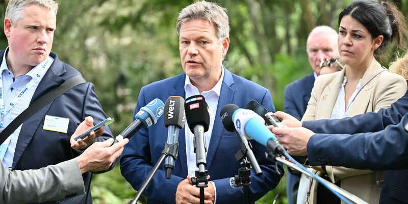 Wirtschaftsminister Habeck äußert sich zum angeschlagenen Batteriehersteller Northvolt. - Foto: Sebastian Christoph Gollnow/dpa