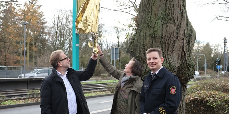 FW-F: Mit Bus und Bahn zur Feuerwehrstraße / Umbenennung der Station Gießener Straße als Teil des Jubiläums 150 Jahre Berufsfeuerwehr Frankfurt am Main - Foto: presseportal.de