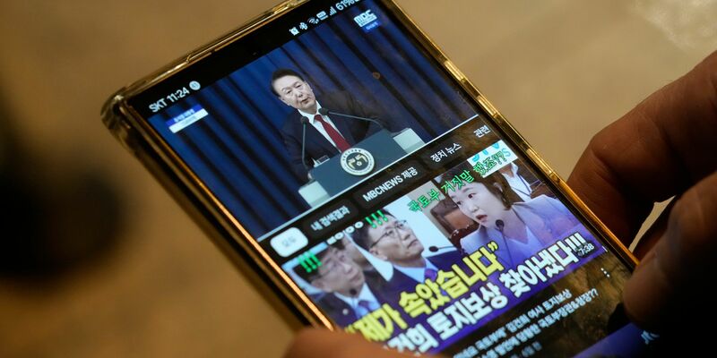 Südkoreas Opposition fordert Präsident Yoon nach dessen kurzzeitiger Ausrufung des Kriegsrechts zum Rücktritt auf.    - Foto: Ahn Young-joon/AP/dpa