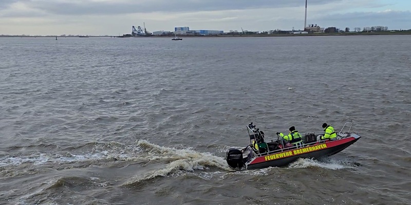 FW Bremerhaven: Alarmübung auf der Weser vor Bremerhaven - Foto: presseportal.de