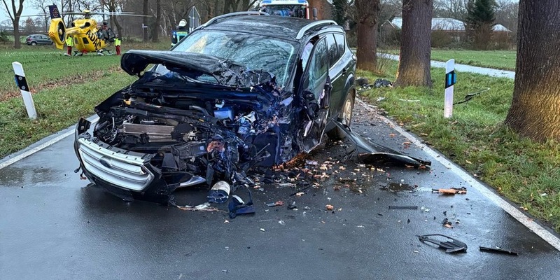 POL-OL: +++ Apen-Nordloh: Pkw prallt alleinbeteiligt gegen einen Baum +++ - Foto: presseportal.de