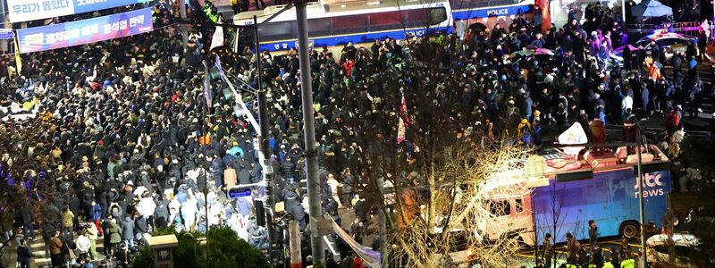 Demonstranten vor dem Parlamentsgebäude in Seoul. - Foto: Kim Do-hoon/Yonhap/AP/dpa