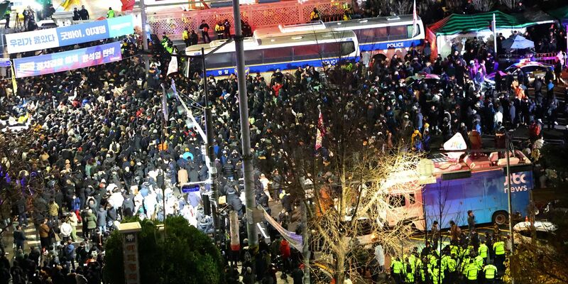 Menschen versammeln sich vor dem Gebäude der Nationalversammlung in Seoul. - Foto: Kim Do-hoon/Yonhap/AP/dpa