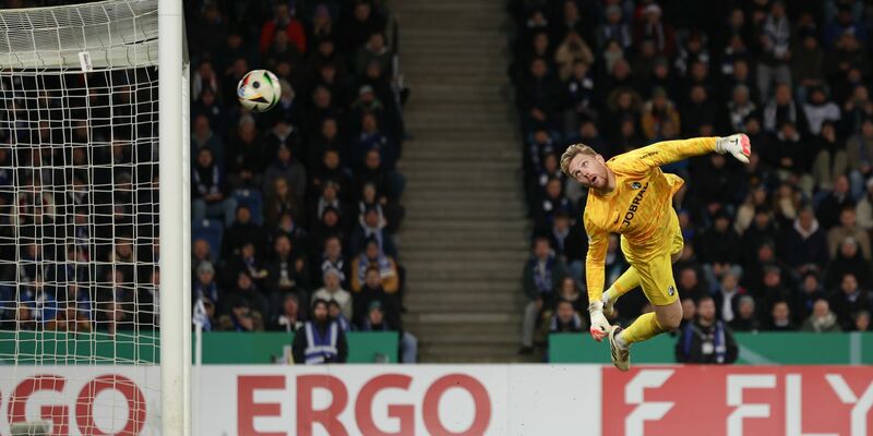 Die Entscheidung: Louis Oppie feiert sein Tor zum 3:1. - Foto: Friso Gentsch/dpa