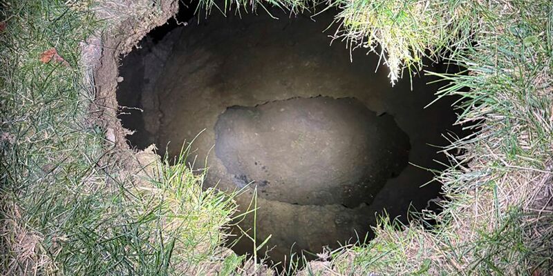 Das Loch in der Nähe des Fahrzeugs der Vermissten gehört wahrscheinlich zu einem alten Bergbauschacht.  - Foto: State Police Trooper Stephen Lim/Pennsylvania State Police/AP