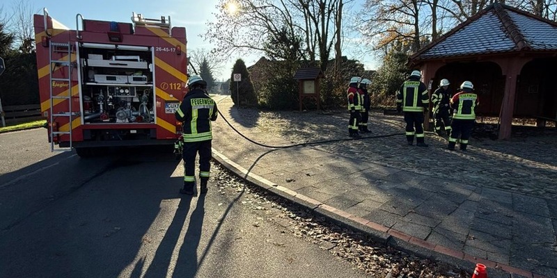 FFW Schiffdorf: Brennender Zeitungsstapel verursacht Einsatz am ersten Advent - Foto: presseportal.de