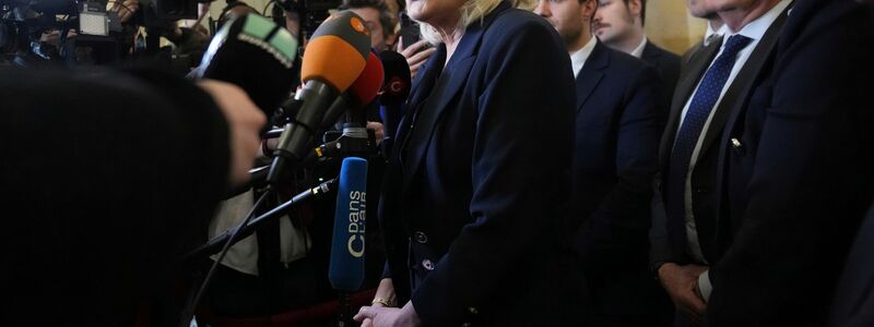 Zunächst hatte das Rassemblement National von Marine Le Pen die Mitte-Rechts-Regierung von Premier Barnier geduldet, jetzt wollen die Rechtsnationalen ihm das Vertrauen entziehen. (Archivbild) - Foto: Michel Euler/AP/dpa