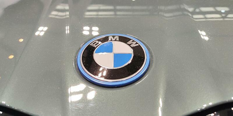 BMW-Logo am neuen BMW i5 - Foto: über dts Nachrichtenagentur