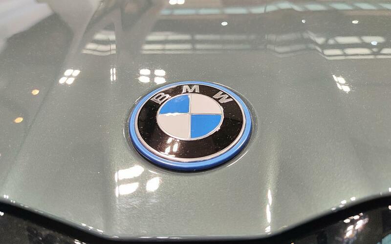 BMW-Logo am neuen BMW i5 - Foto: über dts Nachrichtenagentur