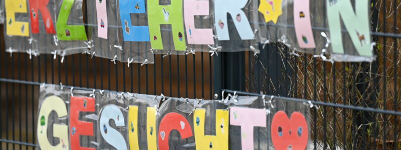 Weil Erzieherinnen fehlen, werden laut Studie zunehmend Personen ohne formale pädagogische Voraussetzungen eingestellt (Archivbild)   - Foto: Arne Dedert/dpa