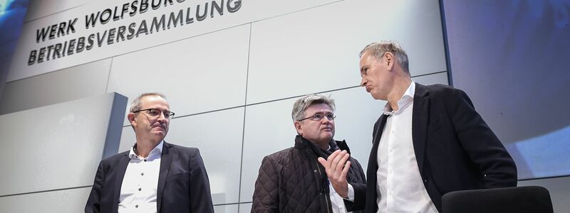 Bundearbeitsminister Hubertus Heil (SPD, 2.v.r) besucht auf Einladung von Betriebsratschefin Daneila Cavallo das VW-Stammwerk. - Foto: Ronny Hartmann/POOL/dpa