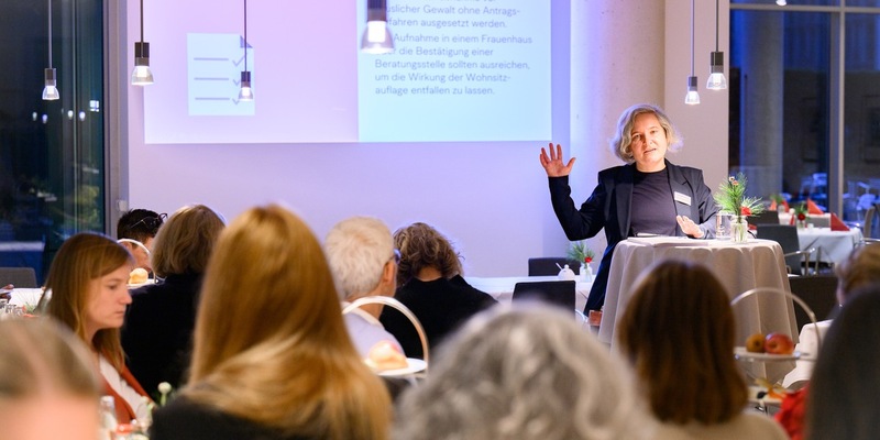 Aktuelle Studie: Geschlechtergerechtigkeit im Aufenthaltsrecht unzureichend / Bundesstiftung Gleichstellung stellt Handlungsempfehlungen vor - Foto: presseportal.de