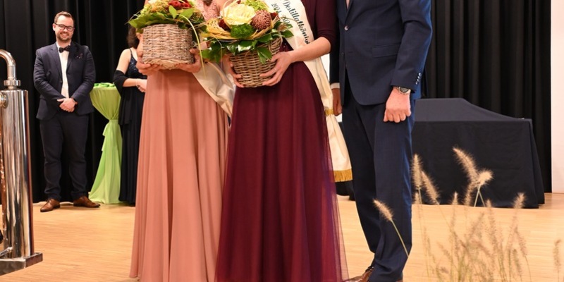 Erste Deutsche Destillathoheiten gewählt / Anna Steinmann aus Unterfranken ist die 1. Deutsche Destillatkönigin und wird von Destillatprinzessin Denise Meyer aus Oberfranken unterstützt - Foto: presseportal.de