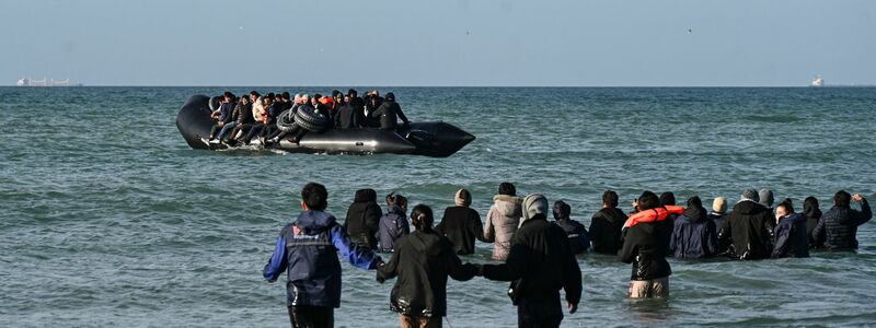 Die Überfahrt in einfachen Schlauchbooten ist lebensgefährlich. - Foto: Bernard Barron/AFP/dpa