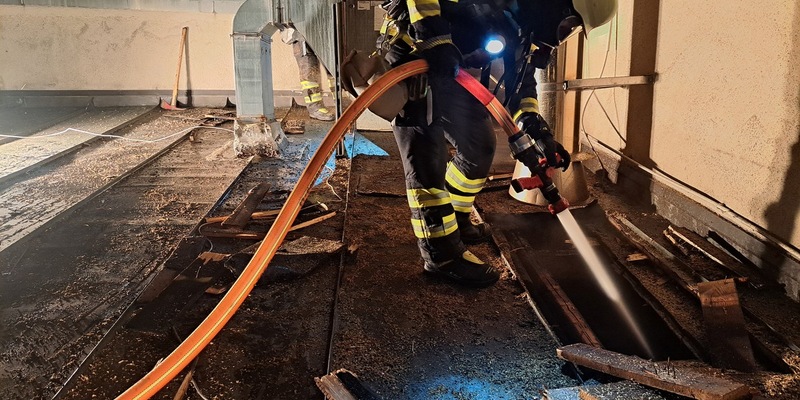 FW-M: Vermeintlicher Kleinbrand weitet sich aus (Ludwigsvorstadt) - Foto: presseportal.de