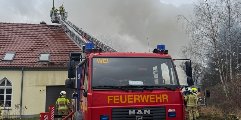 FW Dresden: Großbrand in Dresden-Rossendorf - Starke Rauchentwicklung - Foto: presseportal.de