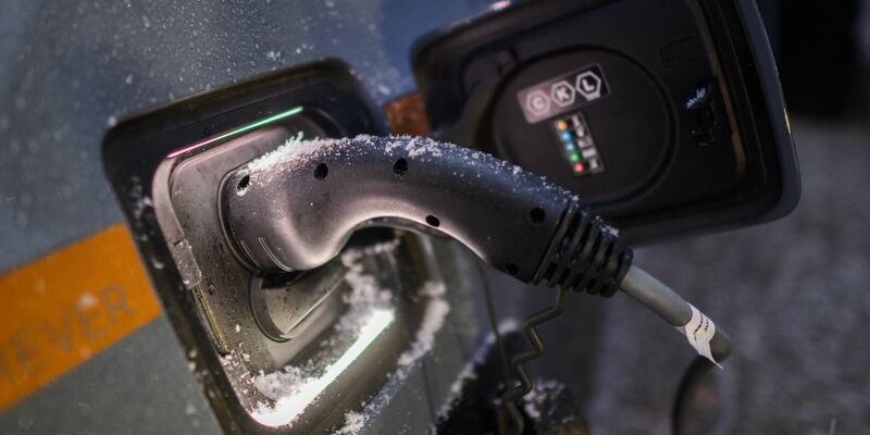 Um mehr als ein Fünftel ist der Absatz bei Elektroautos im November zurückgegangen. (Archivbild) - Foto: Julian Stratenschulte/dpa/dpa-tmn