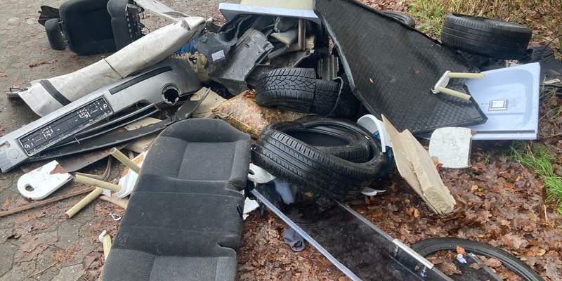 POL-CUX: Illegale Entsorgung von KFz-Teilen und weiterem Mobiliar zwischen Beverstedt und Wellen (Foto im Anhang) - Foto: presseportal.de