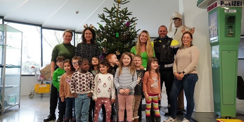 POL-KR: Jährliche Tradition im Polizeipräsidium: Kindergartenkinder schmücken den Weihnachtsbaum - Foto: presseportal.de