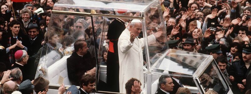 Bei einem Deutschland-Besuch 1980 fährt der damalige Papst Johannes Paul II. in seinem gläsernen Papamobil durch Mainz. (Archivbild) - Foto: picture-alliance / dpa