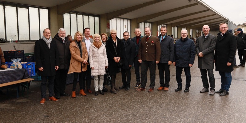 CSU-Fraktion: Gemeinsamer Besuch der Münchner Tafel im Zuge der Sozialkampagne: Bayern - Stark. Sozial. Gerecht. - Foto: presseportal.de