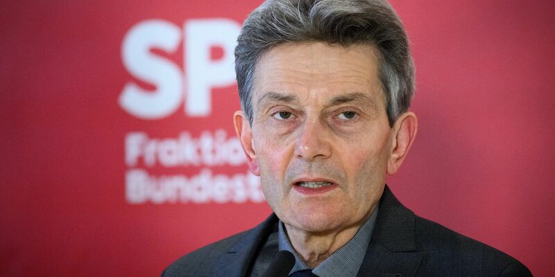 Begrüßt verstärkte Debatte über diplomatische Lösung des Ukraine-Kriegs: Rolf Mützenich.  - Foto: Bernd von Jutrczenka/dpa