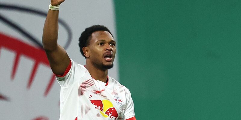  Leipzigs Spieler Benjamin Sesko (l) scheitert an Frankfurts Torwart Kevin Trapp. - Foto: Jan Woitas/dpa