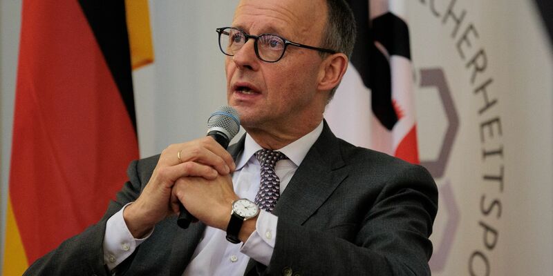 Friedrich Merz empört sich über Annalena Baerbock. - Foto: Carsten Koall/dpa