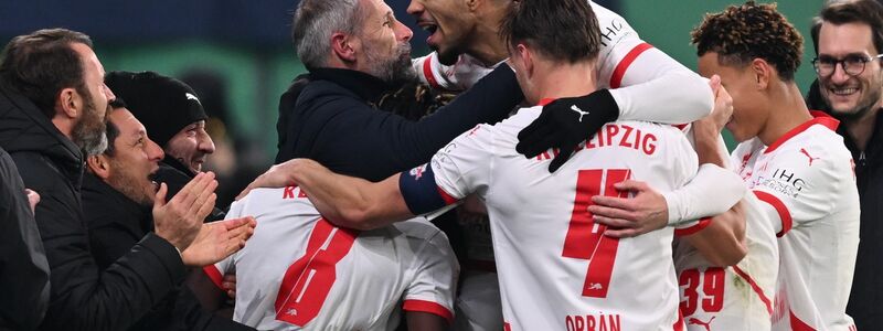 Die Profis von RB Leipzig feiern das 3:0 gegen Frankfurt mit ihrem zuletzt kritisierten Trainer Marco Rose. - Foto: Hendrik Schmidt/dpa