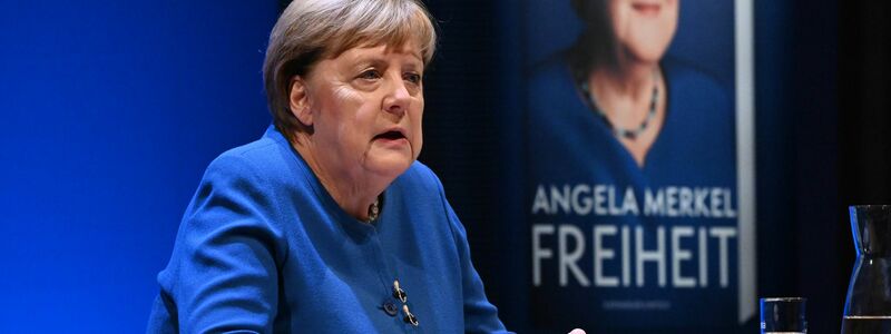 Die frühere Bundeskanzlerin Angela Merkel bei einer Veranstaltung für ihr Buch in Stralsund. (Archivfoto) - Foto: Stefan Sauer/dpa