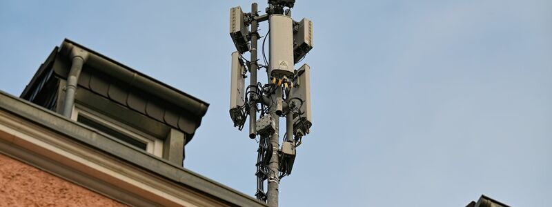 Ein Mobilfunkmast mit 4G/LTE-Antennen (länglich) und 5G-Antennen (quadratisch) steht auf einem Dach eines Wohnhauses. - Foto: Wolf von Dewitz/dpa