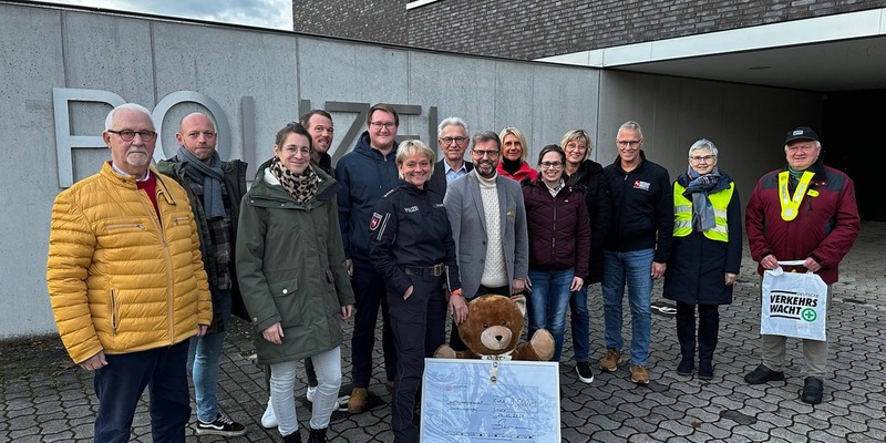 POL-EL: Emsland/Grafschaft Bentheim - Spendenübergabe aus dem Erlös des Benefizkonzerts mit dem Niedersächsischen Polizeiorchester und Susan Albers sowie dem Schulorchester der Friedensschule - Foto: presseportal.de