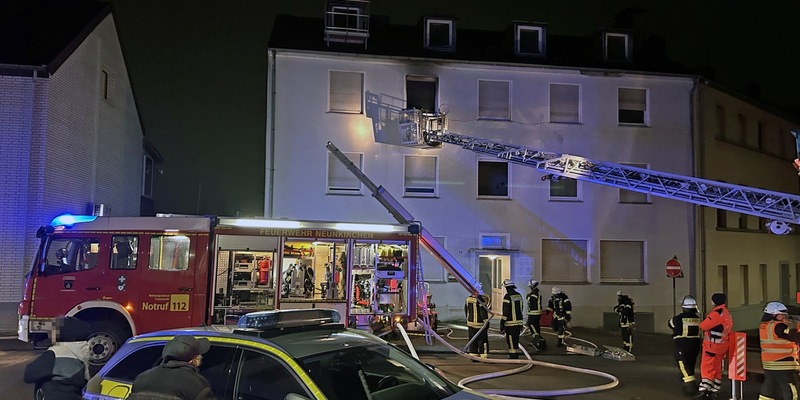 FW LK Neunkirchen: Nächtlicher Brand zerstört Wohnung in Hospitalstraße - Foto: presseportal.de