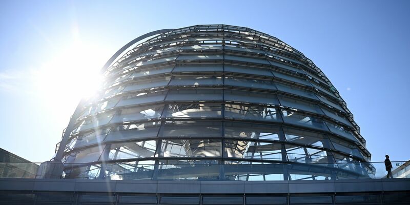 Bundestag mit der gläsernen Kuppel als Wahrzeichen. (Archivbild) - Foto: Rabea Gruber/dpa