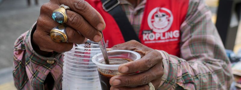 Heißer und kalter Instant-Kaffee steht auf dem Menü. - Foto: Tatan Syuflana/AP