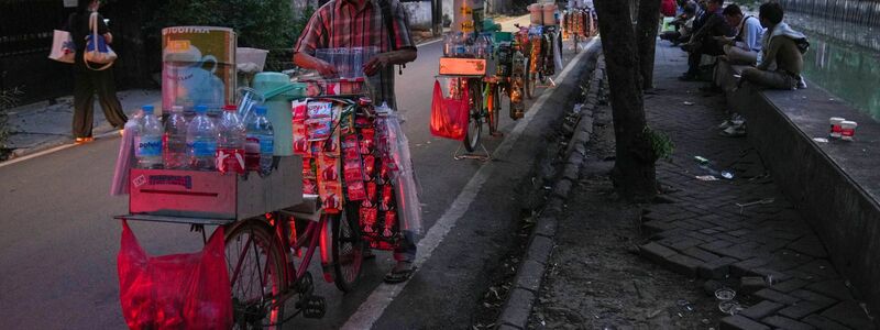 Mit Thermoskannen und Eisboxen sind die Fahrer unterwegs. - Foto: Tatan Syuflana/AP