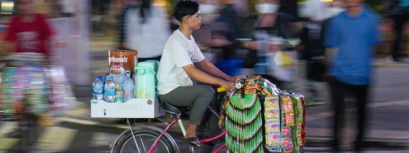 «Starling»-Fahrer gehören zum Stadtbild von Jakarta dazu.  - Foto: Tatan Syuflana/AP