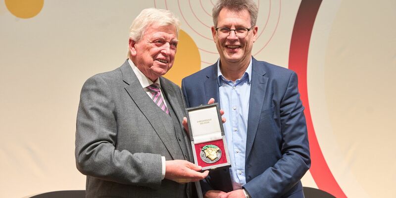 Volker Bouffier (l) rückt auf Wunsch des DOSB-Präsidiums um Thomas Weikert in den Vorstand der Dachorganisation des deutschen Sports. - Foto: Thomas Frey/dpa