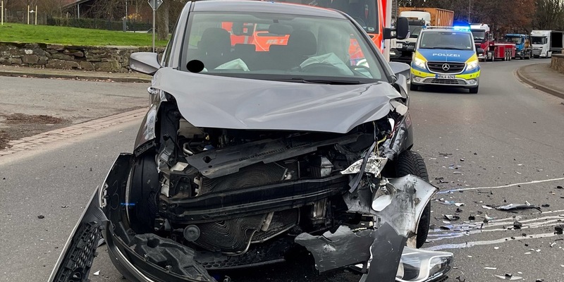 POL-MI: Autos stoßen auf Nettelstedter Straße zusammen - Foto: presseportal.de
